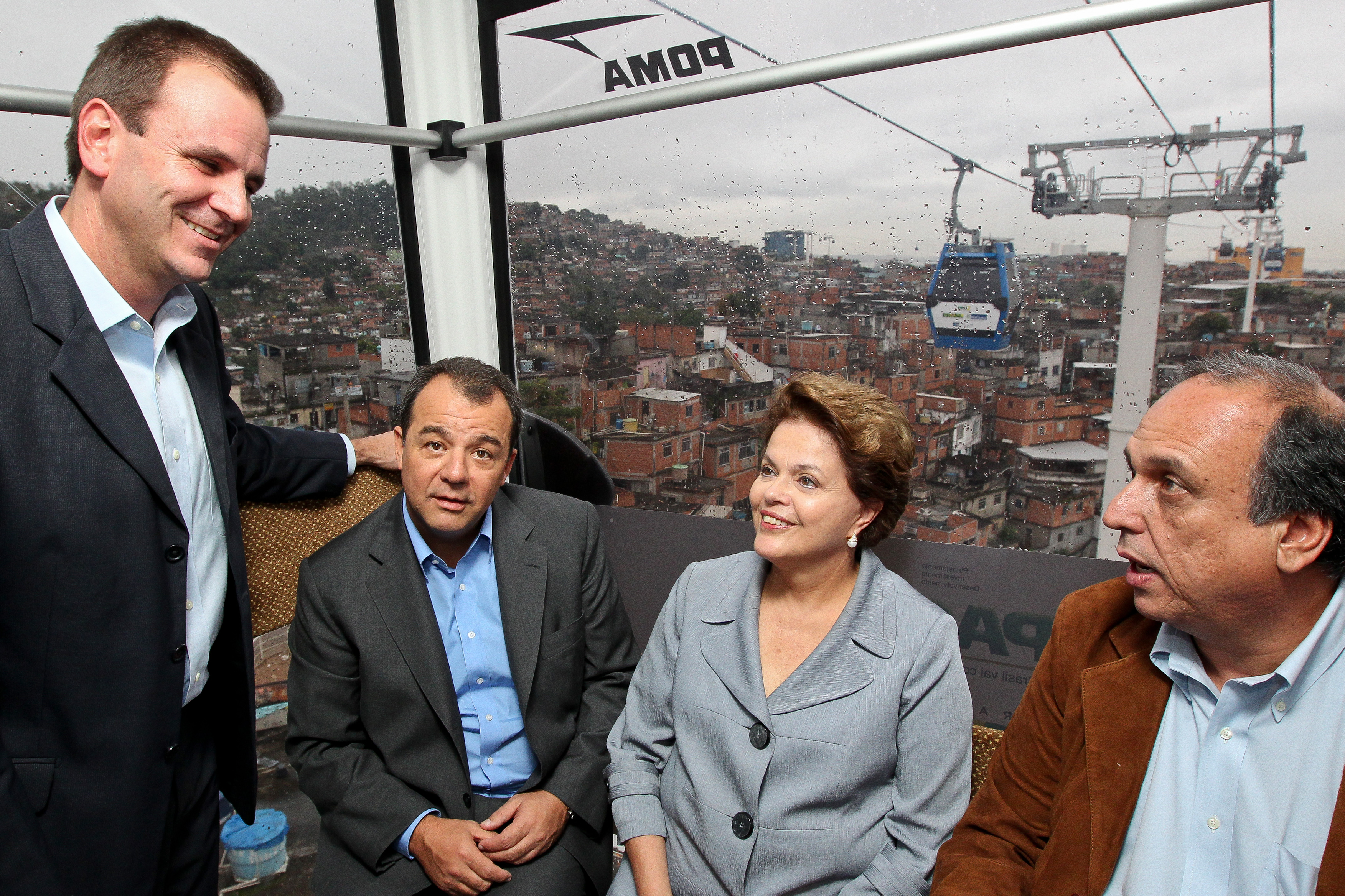 Dilma, Sérgio Cabral, Luiz Fernando Pezão e Eduardo Paes durante visita à estação de teleférico