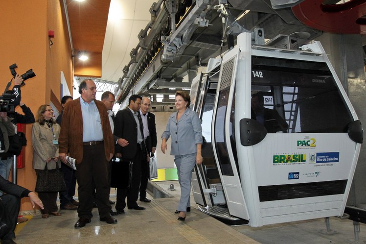 Presidenta desembarcando na estação do Morro do Adeus