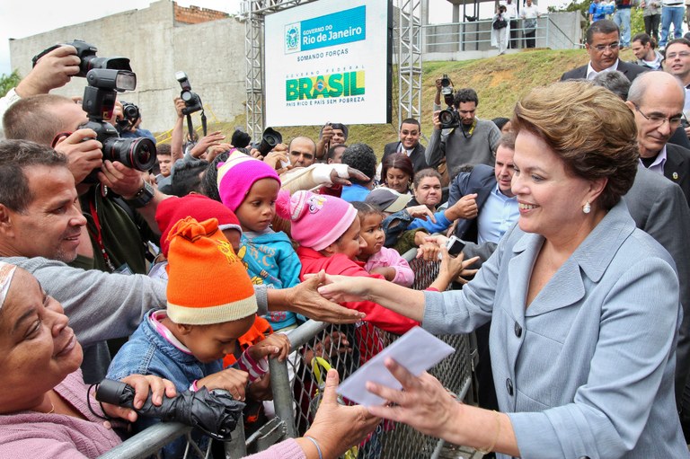 Presidenta Dilma Rousseff cumprimenta o público 1