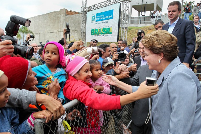 Presidenta Dilma Rousseff cumprimenta o público 2