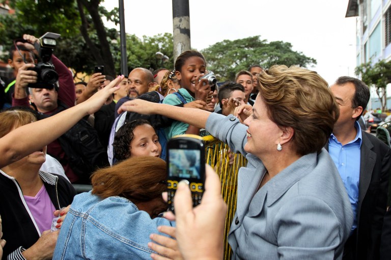 Presidenta Dilma Rousseff cumprimenta o público 3