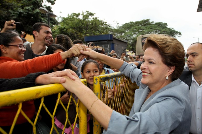 Presidenta Dilma Rousseff cumprimenta o público 4