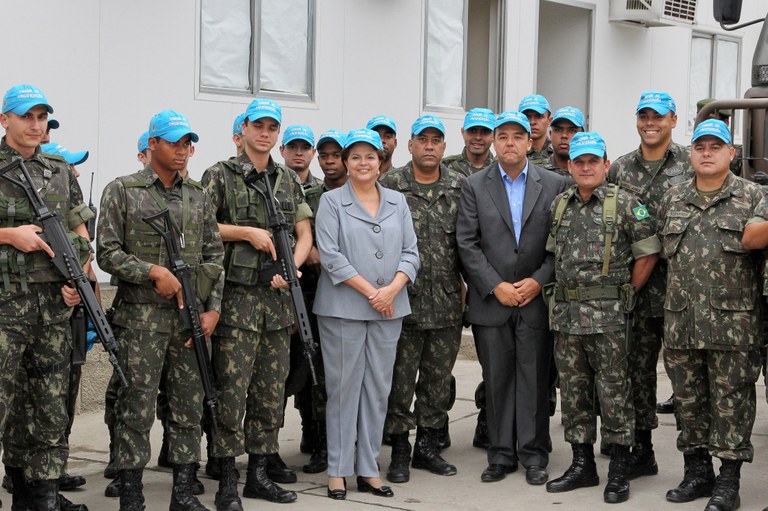 Presidenta Dilma Rousseff visita o Comando da Força de Pacificação 1