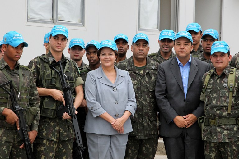Presidenta Dilma Rousseff visita o Comando da Força de Pacificação 2