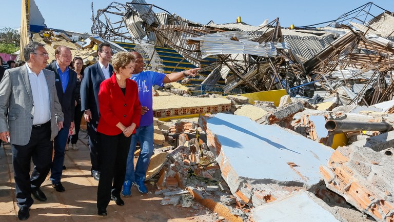 Visita às áreas atingidas por tornado - 05