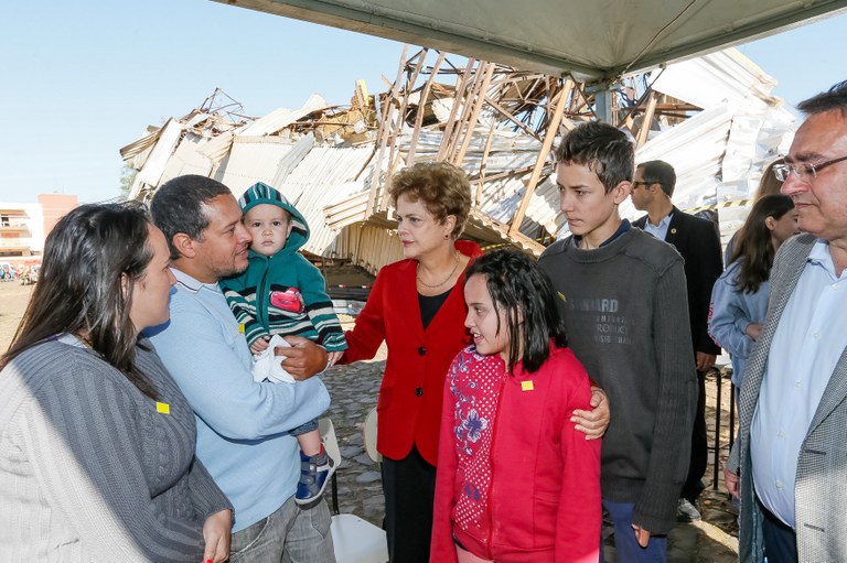 Visita às áreas atingidas por tornado - 08