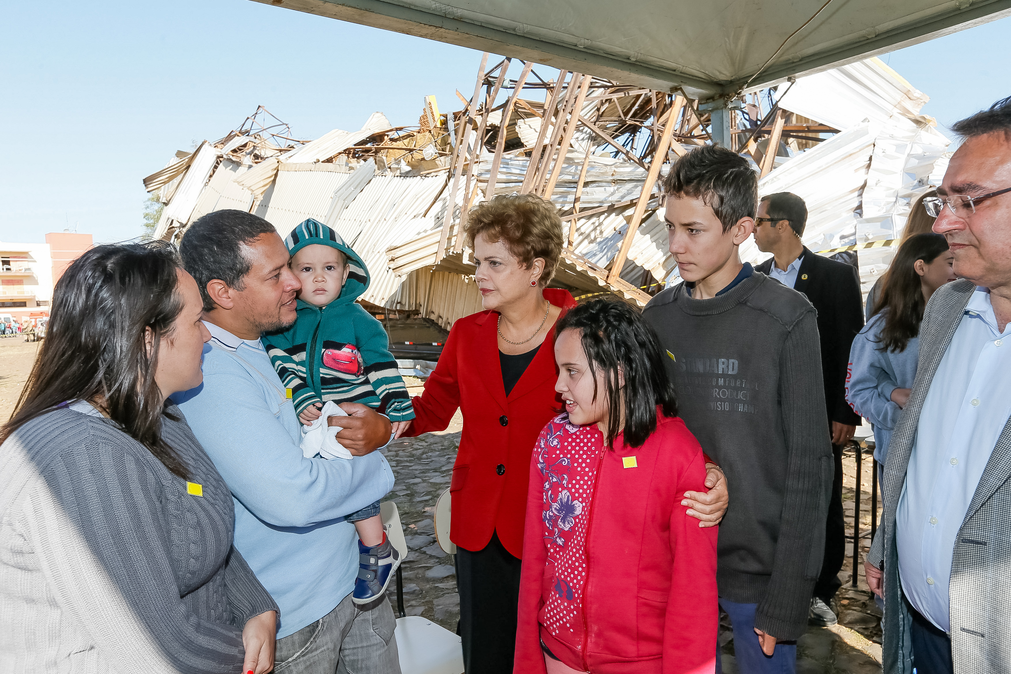 Visita às áreas atingidas por tornado - 08