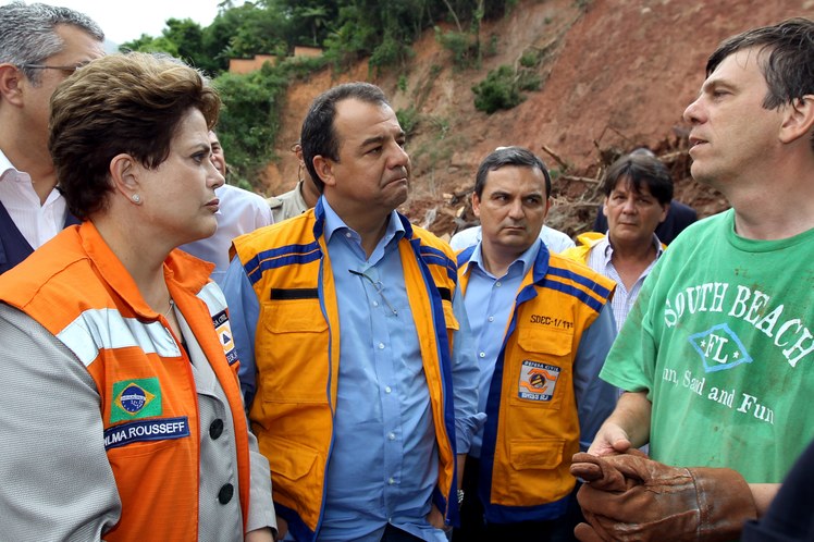 Dilma e Sergio Cabral visitam regiões atingidas no RJ 1