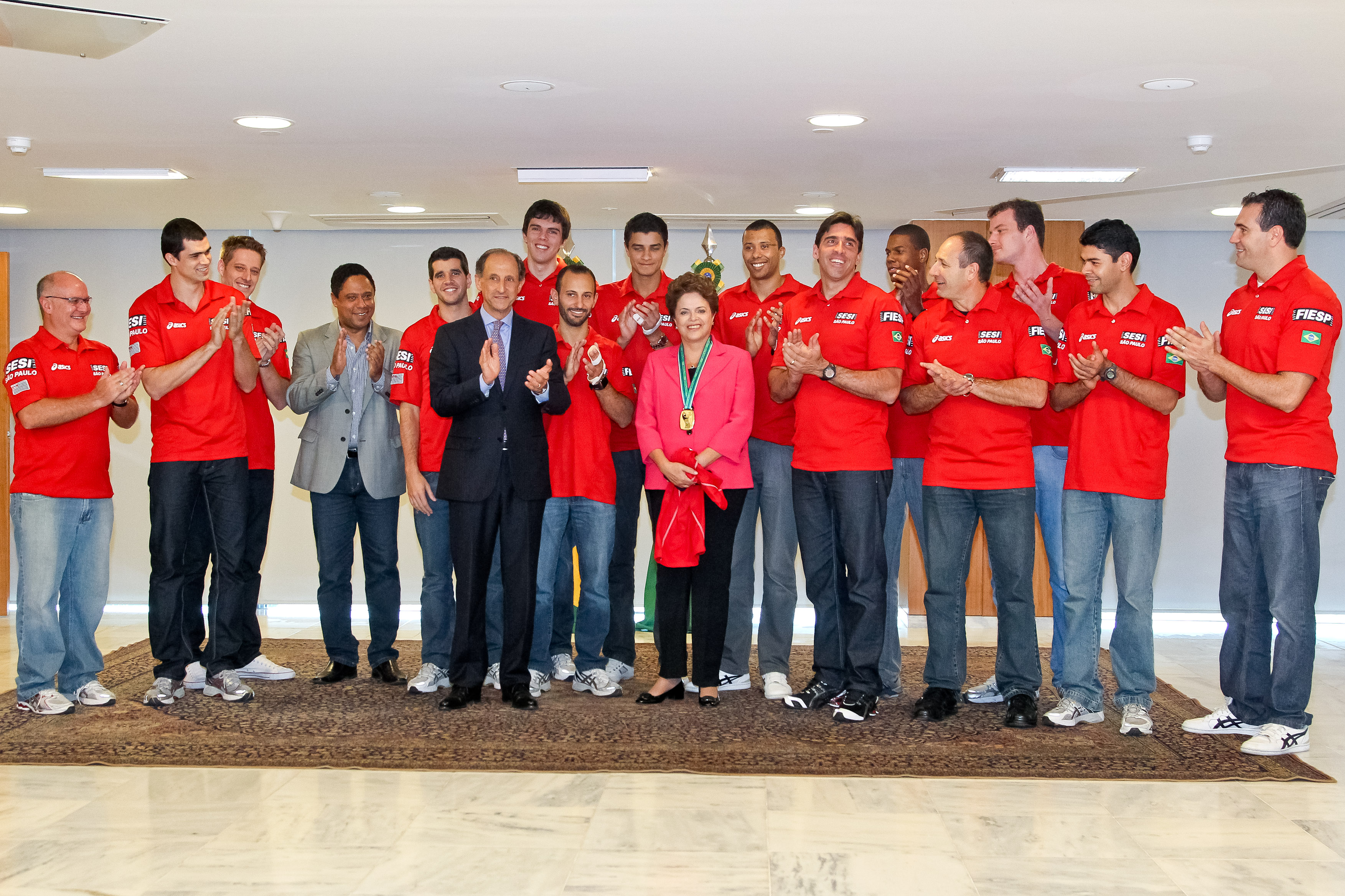 Dilma Rousseff, o ministro do Esporte, Orlando Silva, e o presidente da Fiesp, Paulo Skaf, durante encontro com atletas da equipe masculina de vôlei do SESI-SP 1