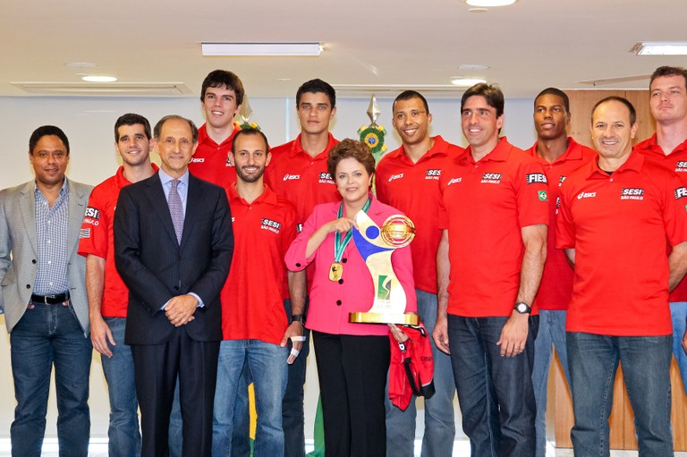 Dilma Rousseff, o ministro do Esporte, Orlando Silva, e o presidente da Fiesp, Paulo Skaf, durante encontro com atletas da equipe masculina de vôlei do SESI-SP 2