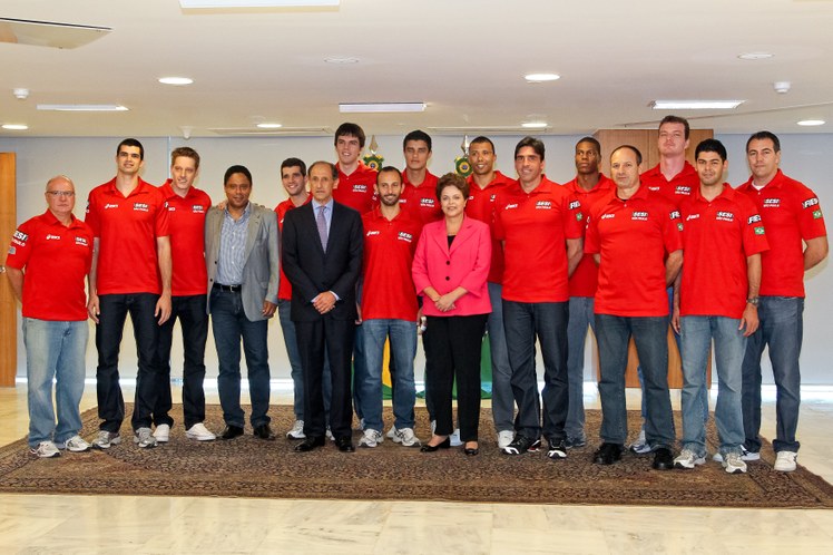 Dilma Rousseff, Orlando Silva, e o presidente da Fiesp, Paulo Skaf, posam para foto com atletas da equipe masculina de vôlei do SESI-SP