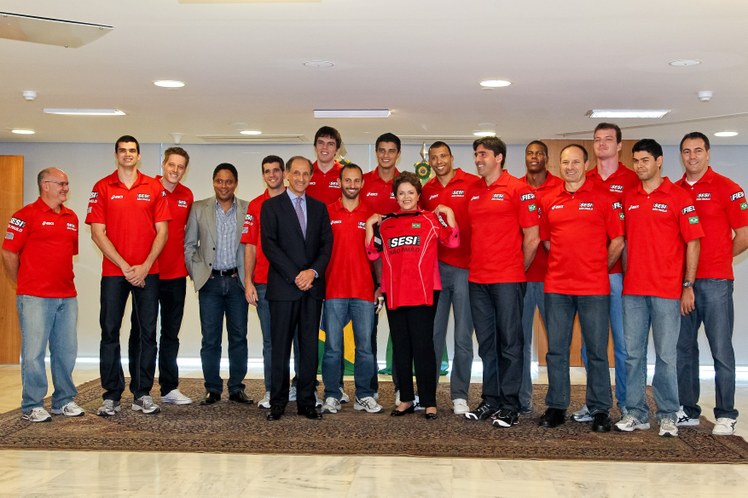 Presidenta Dilma Rousseff durante encontro com atletas da equipe masculina de vôlei do SESI-SP