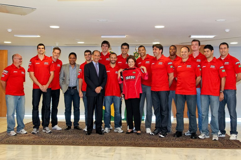 Presidenta Dilma Rousseff durante encontro com atletas da equipe masculina de vôlei do SESI-SP