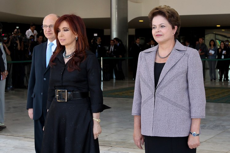 Dilma e Cristina Kirchner durante cerimônia oficial de chegada da chefe de Estado ao Brasil