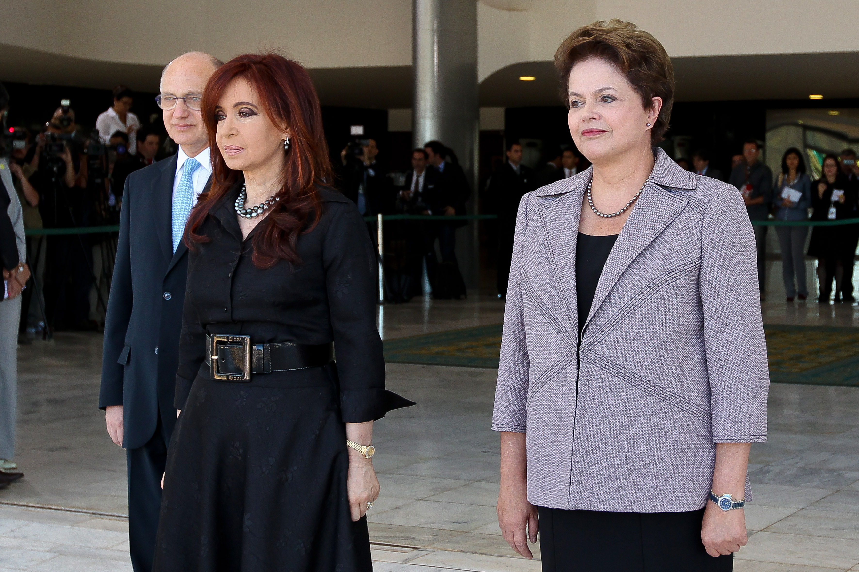 Dilma e Cristina Kirchner durante cerimônia oficial de chegada da chefe de Estado ao Brasil