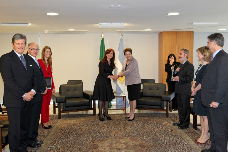Dilma Rousseff cumprimenta a presidenta da Argentina, Cristina Kirchner, no Palácio do Planalto