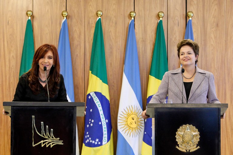 Dilma Rousseff e a presidenta da Argentina, Cristina Kirchner, durante declaração à imprensa