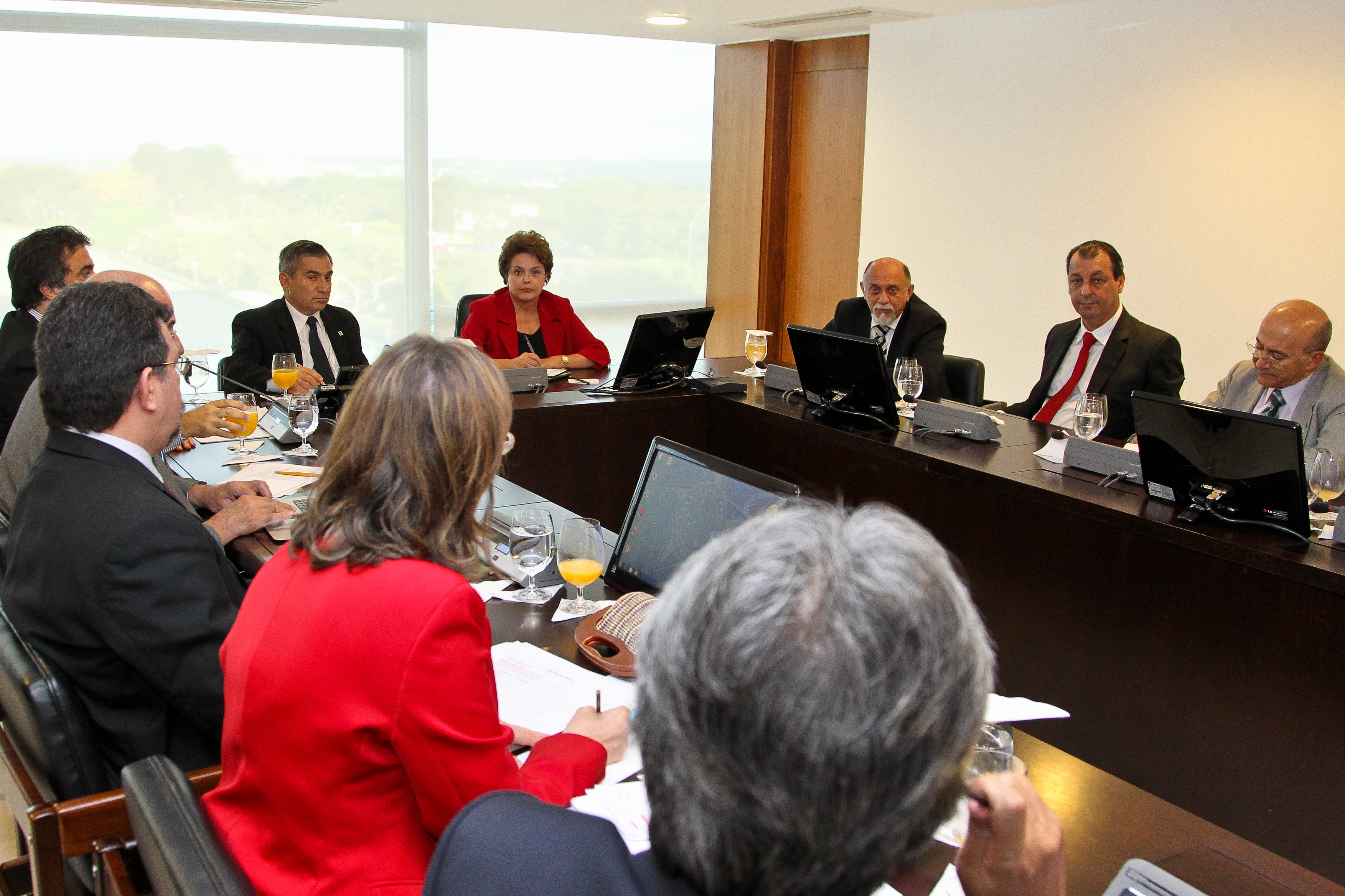 Dilma Rousseff, acompanhada de ministros, recebe governadores dos estados do Amazonas, Pará e Rondônia no Palácio do Planalto 2