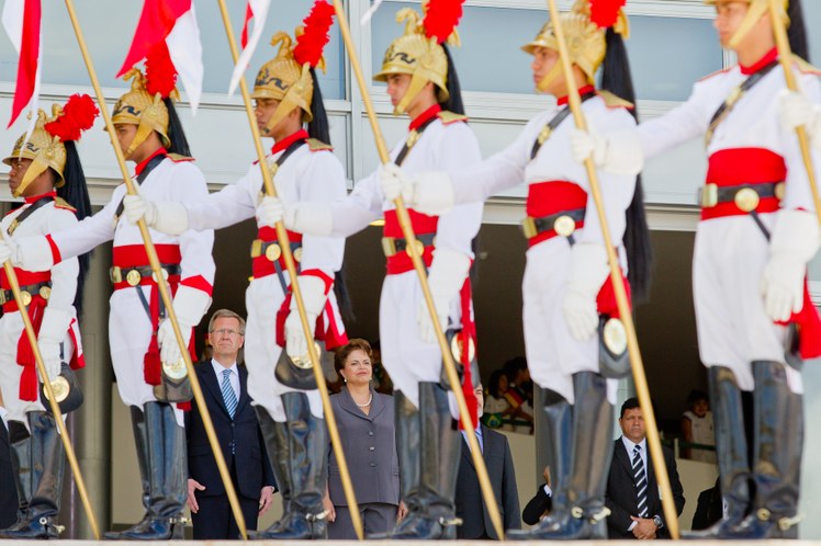 Dilma Rousseff durante cerimônia oficial de chegada ao Brasil do presidente da Alemanha 3