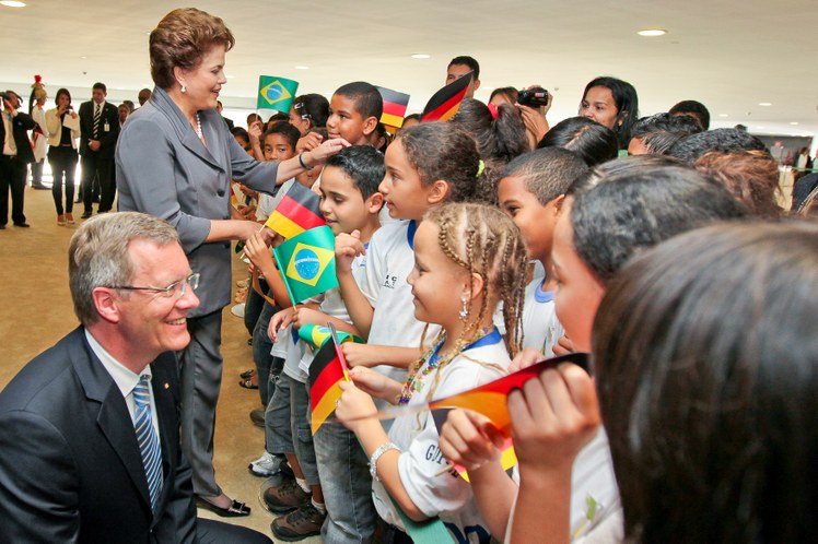 Presidenta Dilma Rousseff e o presidente da Alemanha, Christian Wulff, cumprimentam crianças na cerimônia oficial de chegada ao Brasil 1