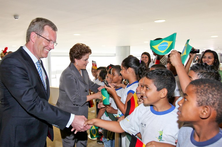 Presidenta Dilma Rousseff e o presidente da Alemanha, Christian Wulff, cumprimentam crianças na cerimônia oficial de chegada ao Brasil 2 Presidenta Dilma Rousseff e o presidente da Alemanha, Christian Wulff, cumprimentam crianças na cerimônia oficial de chegada ao Brasil 2