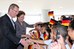 Presidenta Dilma Rousseff e o presidente da Alemanha, Christian Wulff, cumprimentam crianças na cerimônia oficial de chegada ao Brasil 3