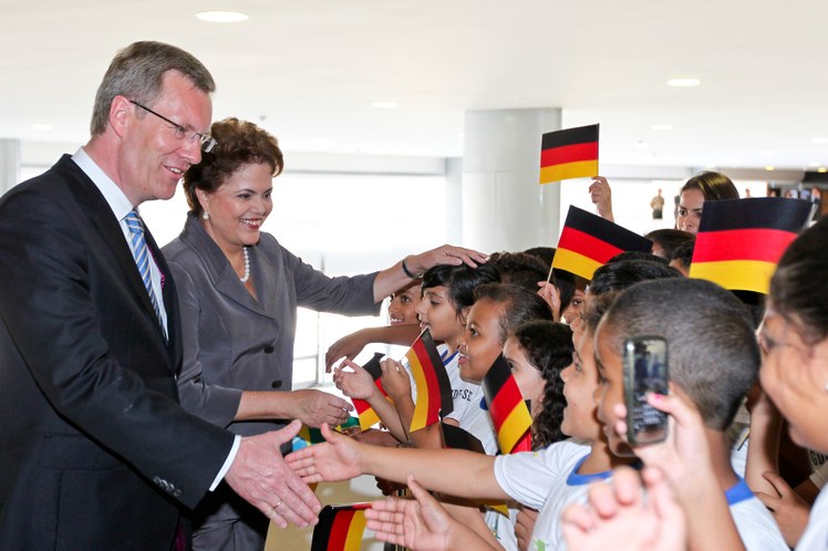 Presidenta Dilma Rousseff e o presidente da Alemanha, Christian Wulff, cumprimentam crianças na cerimônia oficial de chegada ao Brasil 3