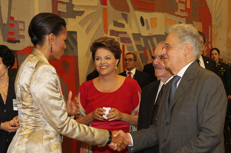 Dilma Rousseff apresenta para Michelle Obama o presidente do Senado, José Sarney, e o ex-presidente Fernando Henrique Cardoso