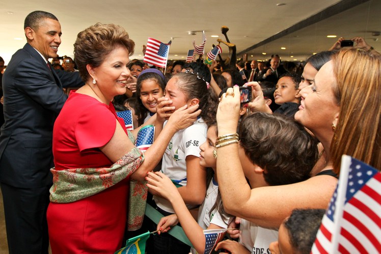 Dilma Rousseff e Barack Obama cumprimentam crianças 2
