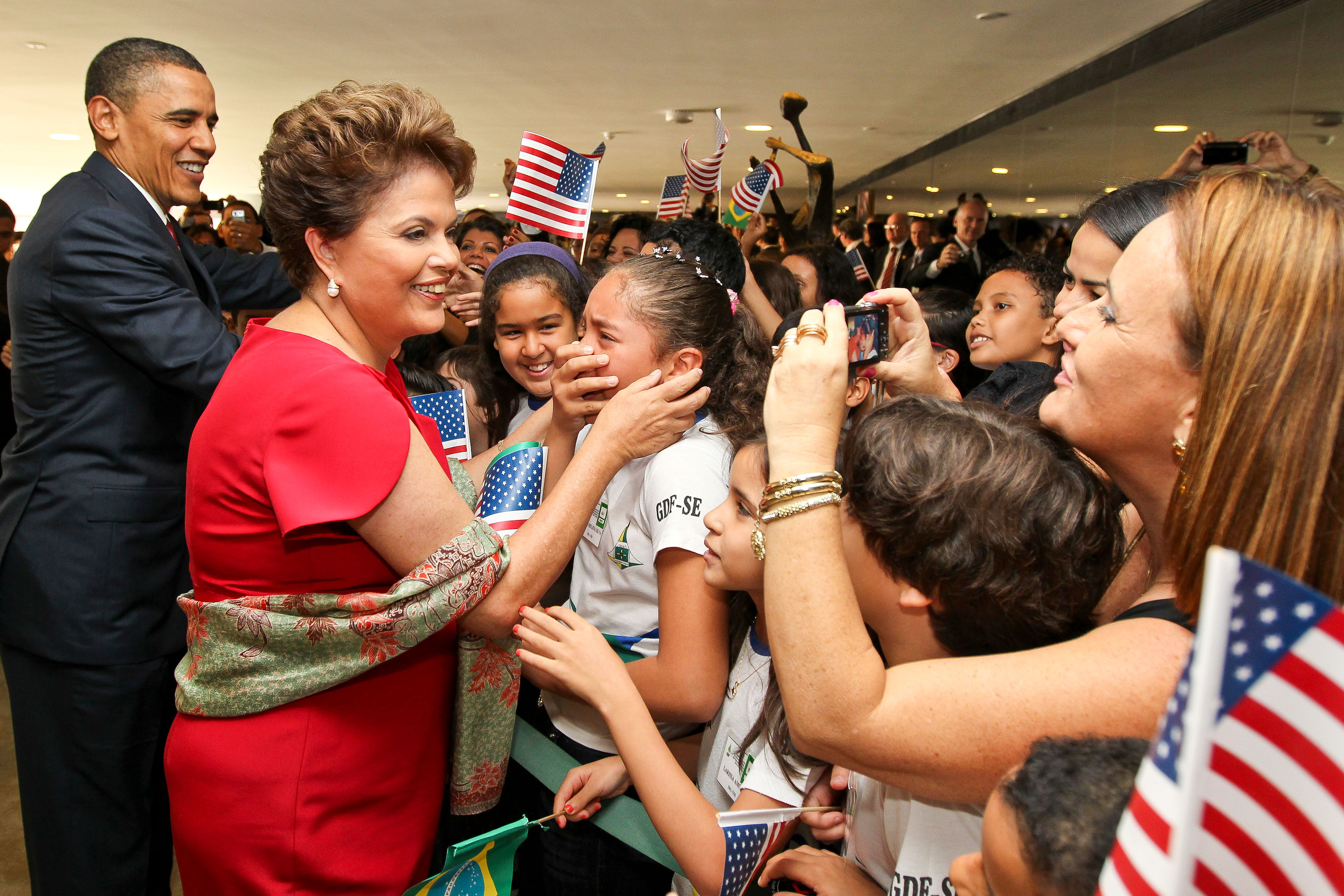 Dilma Rousseff e Barack Obama cumprimentam crianças 2