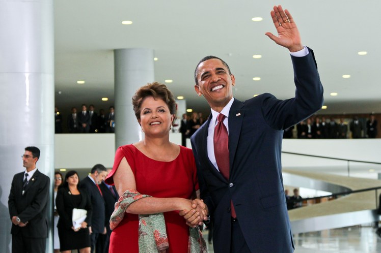 Dilma Rousseff e o presidente dos Estados Unidos, Barack Obama, durante cerimônia oficial de chegada ao Brasil 4