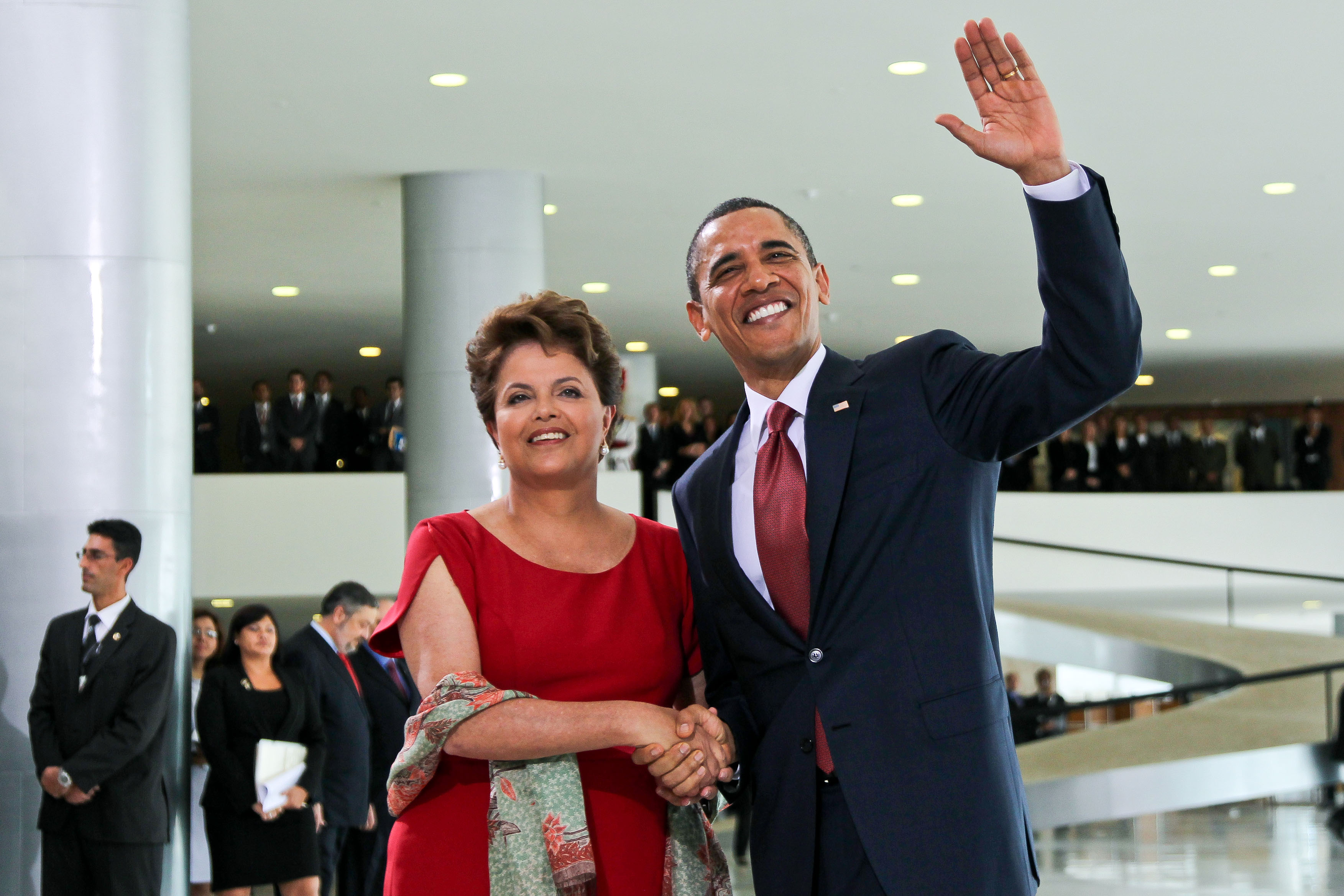 Dilma Rousseff e o presidente dos Estados Unidos, Barack Obama, durante cerimônia oficial de chegada ao Brasil 4