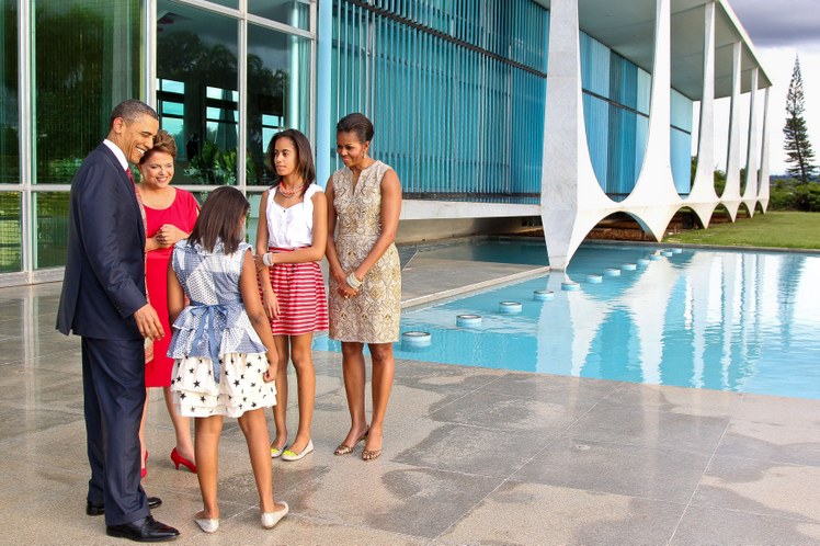 Dilma Rousseff recebe, no Palácio da Alvorada, o presidente dos Estados Unidos, Barack Obama, sua esposa Michelle e as filhas do casal, Malia e Sasha