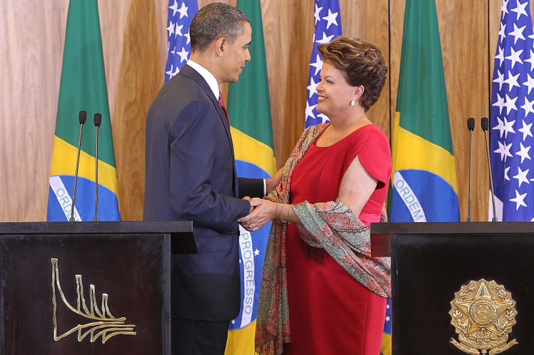 Presidenta Dilma Rousseff cumprimenta o presidente dos Estados Unidos durante declaração à imprensa 2