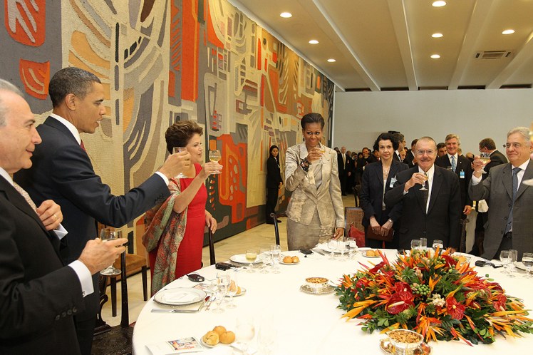 Presidenta Dilma Rousseff ergue um brinde ao presidente Barack Obama durante almoço