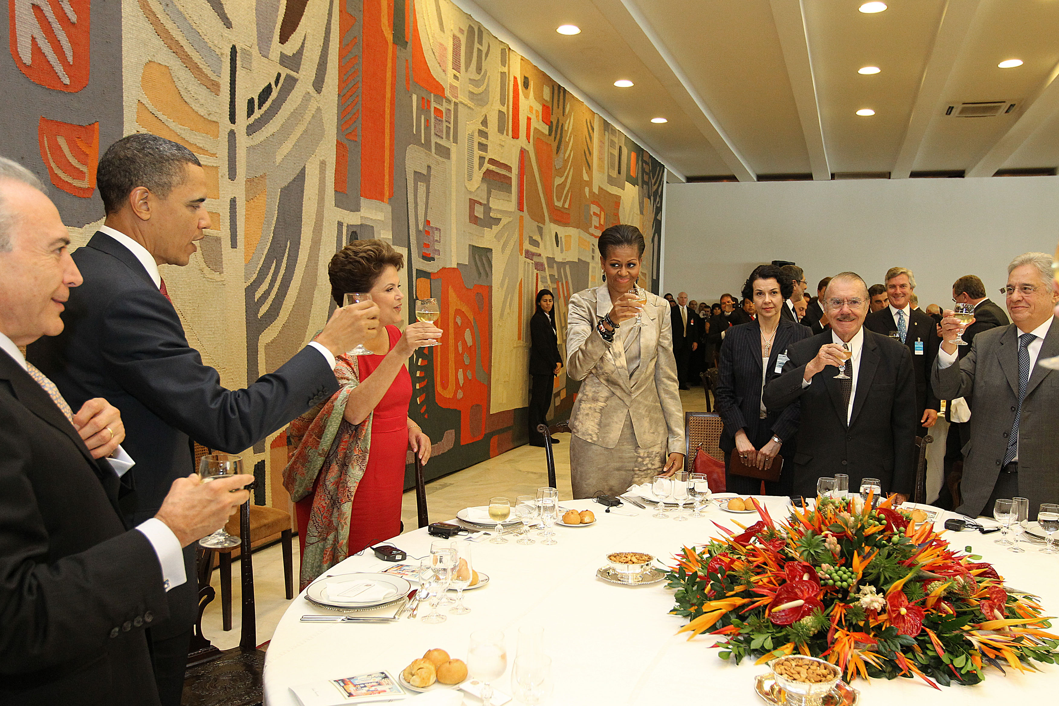 Presidenta Dilma Rousseff ergue um brinde ao presidente Barack Obama durante almoço