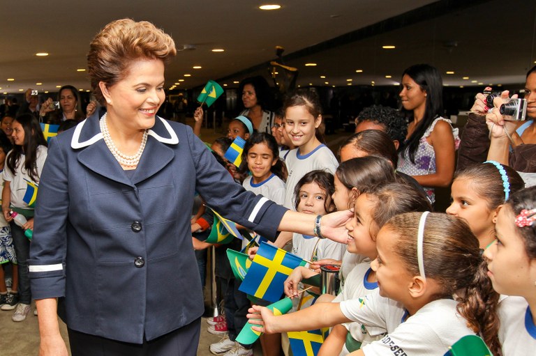 Dilma cumprimenta crianças durante cerimônia oficial de chegada do primeiro-ministro da Suécia, Fredrik Reinfeldt 2 Dilma cumprimenta crianças durante cerimônia oficial de chegada do primeiro-ministro da Suécia, Fredrik Reinfeldt 2