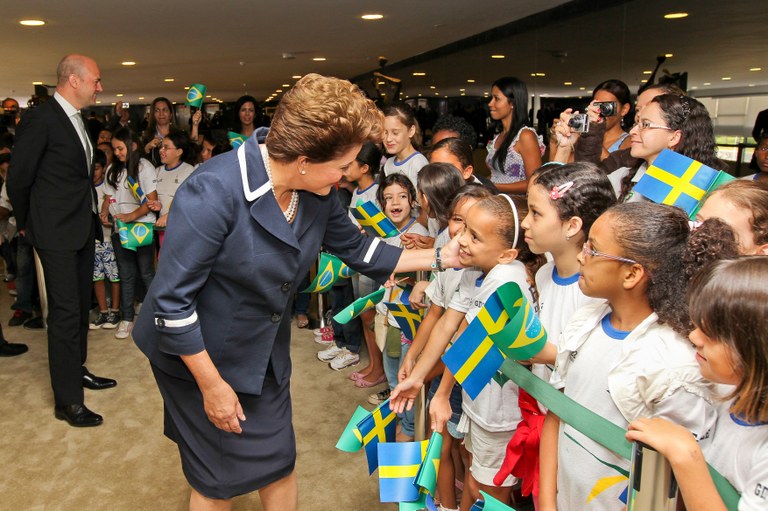 Dilma cumprimenta crianças durante cerimônia oficial de chegada do primeiro-ministro da Suécia, Fredrik Reinfeldt 3 Dilma cumprimenta crianças durante cerimônia oficial de chegada do primeiro-ministro da Suécia, Fredrik Reinfeldt 3