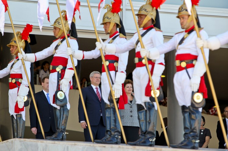Dilma durante cerimônia oficial de chegada do primeiro-ministro do Canadá 2