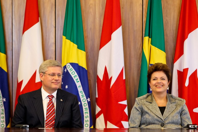 Dilma durante reunião com o primeiro-ministro do Canadá, Stephen Harper 1