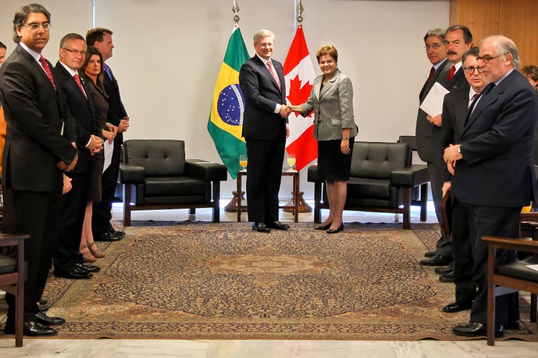 Dilma durante reunião com o primeiro-ministro do Canadá, Stephen Harper 2