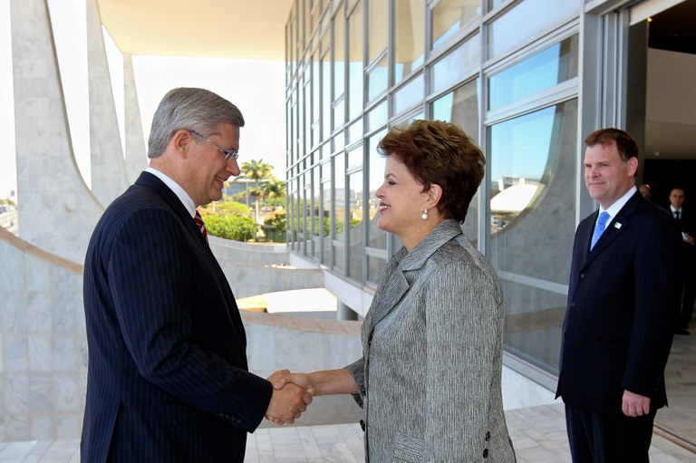 Dilma Rousseff cumprimenta o primeiro-ministro do Canadá, Stephen Harper 3