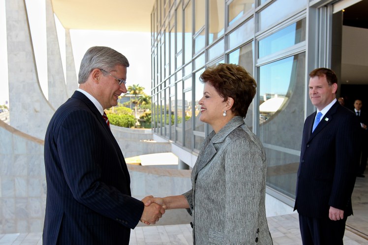 Dilma Rousseff cumprimenta o primeiro-ministro do Canadá, Stephen Harper 3
