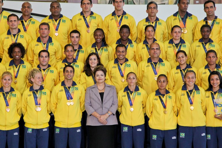 Dilma e medalhistas dos 5º Jogos Mundiais Militares Rio 2011 - 1