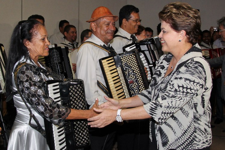Dilma Rousseff cumprimenta sanfoneiros da Orquestra Sanfônica de Aracaju na chegada à cerimônia de abertura 2
