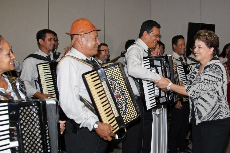 Dilma Rousseff cumprimenta sanfoneiros da Orquestra Sanfônica de Aracaju na chegada à cerimônia de abertura 3