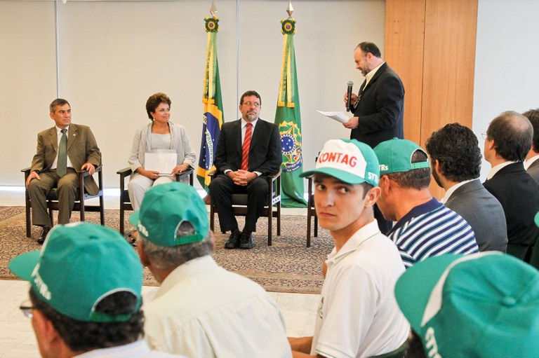 Presidenta Dilma Rousseff durante encontro com represe​ntantes da Confederaç​ão Nacional dos Trabalhado​res na Agricultur​a (Contag). Brasília-DF, 01/04/2011  