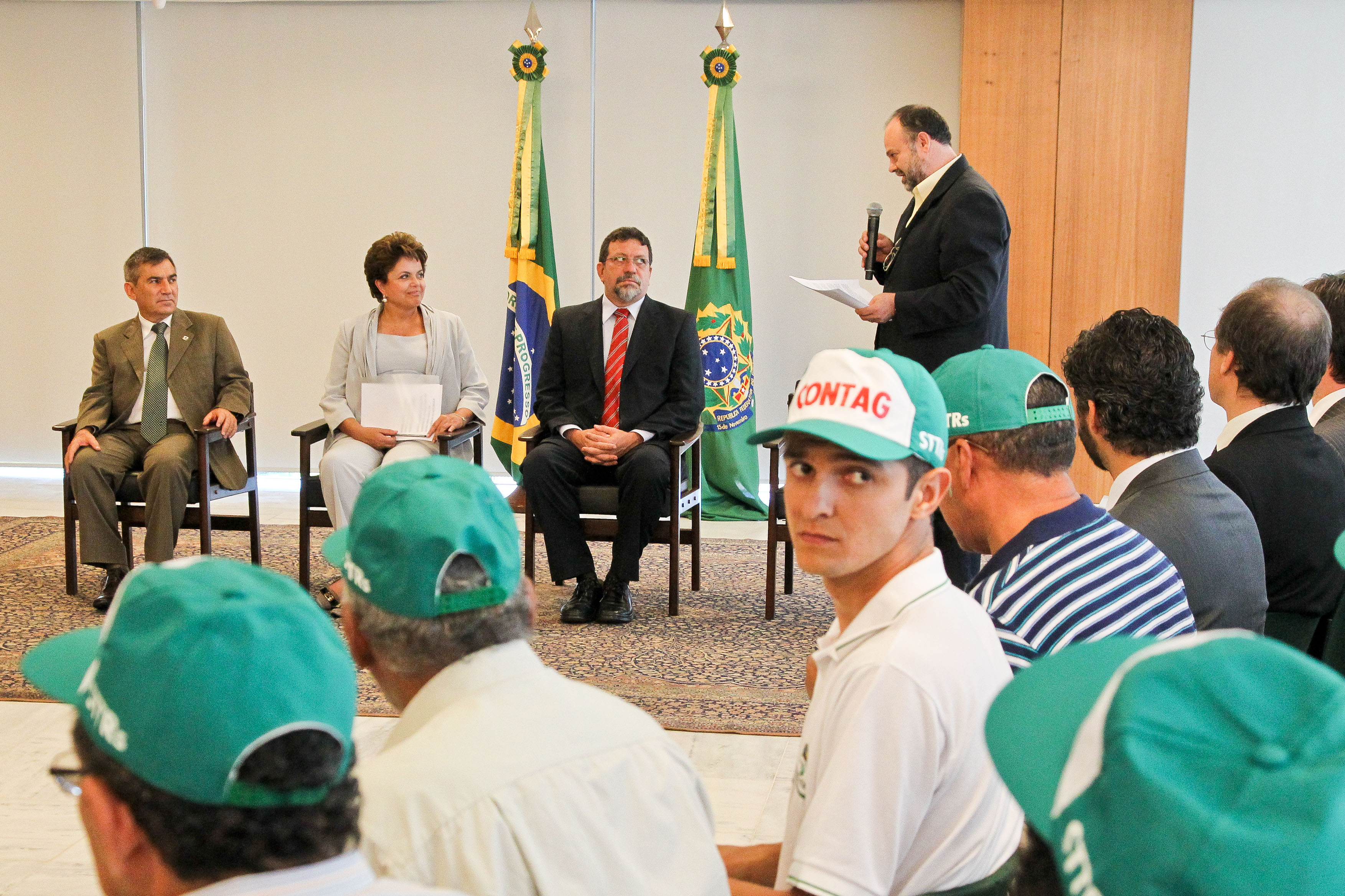 Presidenta Dilma Rousseff durante encontro com represe​ntantes da Confederaç​ão Nacional dos Trabalhado​res na Agricultur​a (Contag). Brasília-DF, 01/04/2011  