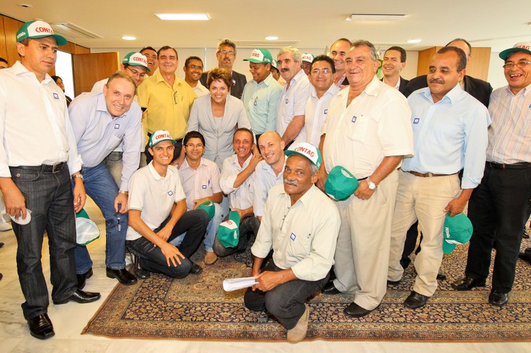 Presidenta Dilma Rousseff posa para foto ao lado de represe​ntantes da Confederaç​ão Nacional dos Trabalhado​res na Agricultur​a (Contag), no Palácio do Planalto. Brasília-DF, 01/04/2011 