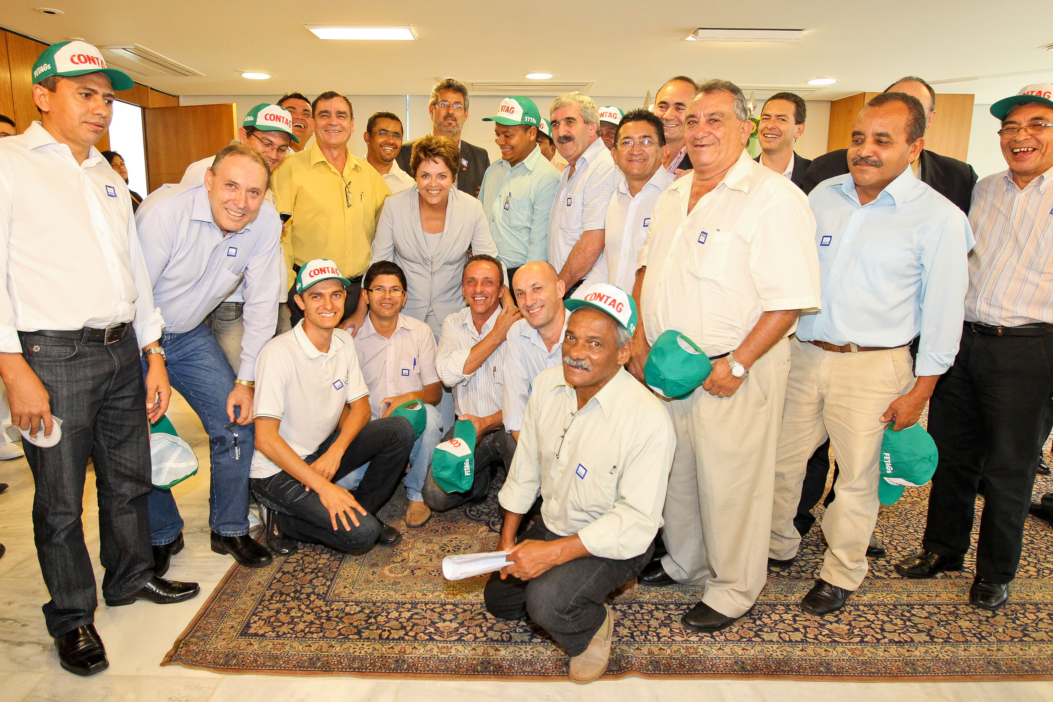 Presidenta Dilma Rousseff posa para foto ao lado de represe​ntantes da Confederaç​ão Nacional dos Trabalhado​res na Agricultur​a (Contag), no Palácio do Planalto. Brasília-DF, 01/04/2011 
